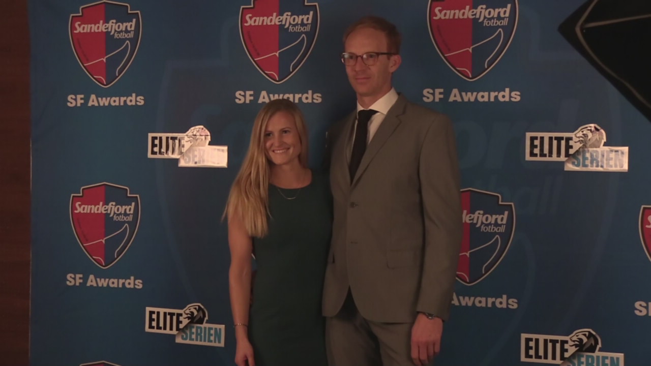 Spillerne foran fotovegg